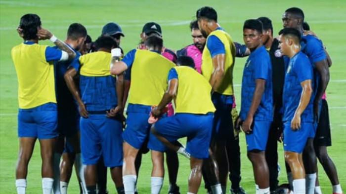 BURSA TRANSFER AREMA - Para pemain Arema FC di tengah lapangan Stadion Kapten I Wayan Dipta, Gianyar, Bali, Minggu (4/1/2026) menjalani latihan sebelum berduel dengan Bali United pada pekan ke-16 Super League 2025/2026. Kini di bursa transfer Arema FC dilaporkan gagal mendatangkan sosok Kelvin winger asal Brasil meski peluangnya sudah 87 persen.