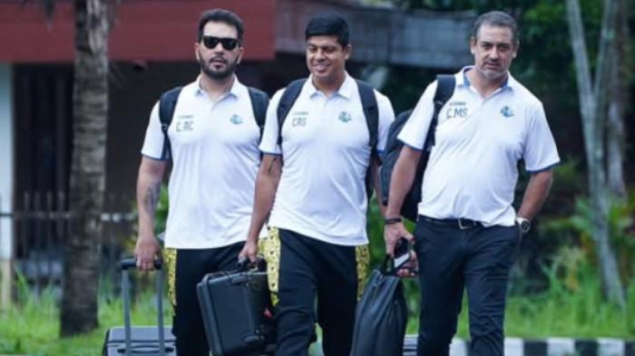 BERITA AREMA POPULER - Pelatih kepala Arema FC, Marcos Santos (KANAN) berjalan dengan dua asisten pelatihnya (TENGAH-KIRI) di Stadion Kanjuruhan, Malang hendak berangkat menuju Bali dibagikan di Instagram klub pada Jumat (2/1/2026). Kini manajemen Singo Edan yang mulai 'cuci gudang' di paruh musim Super League 2025-2026, situasi yang ikut mengancam Marcos Santos jelang laga melawan Persik Kediri.
