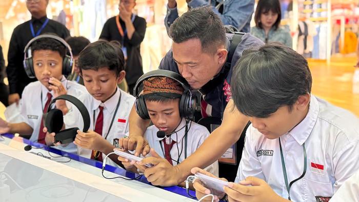 TURNAMEN MOBILE LEGENDS - Para peserta Grand Tournament Mobile Legends: Bang Bang Goes To School 2025 yang digelar di Tunjungan Plaza Surabaya, Jawa Timur, Kamis (8/1/2026). Program ini melibatkan 328 sekolah di Jawa Timur sebagai pilot project, untuk mengarahkan minat gim pelajar ke arah positif melalui pendampingan guru.