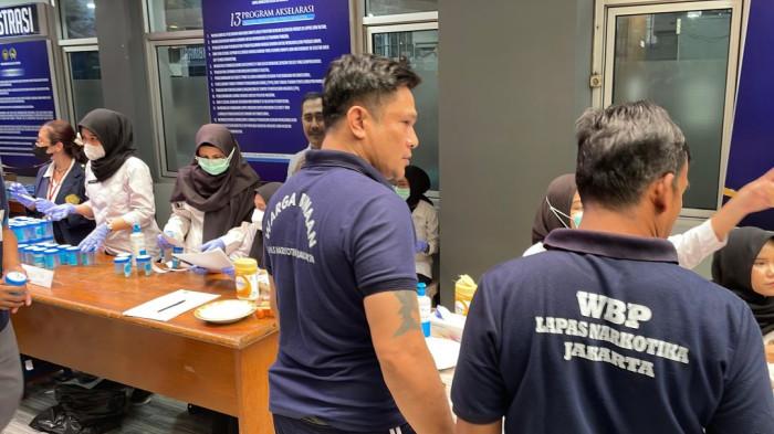 TES URINE LAPAS – Narapidana antre mengikuti tes urine di Lapas Narkotika Cipinang, Jakarta Timur, Kamis (8/1/2026). Pemeriksaan ini digelar sebagai langkah deteksi dini terhadap penyalahgunaan dan peredaran narkoba di dalam lapas.