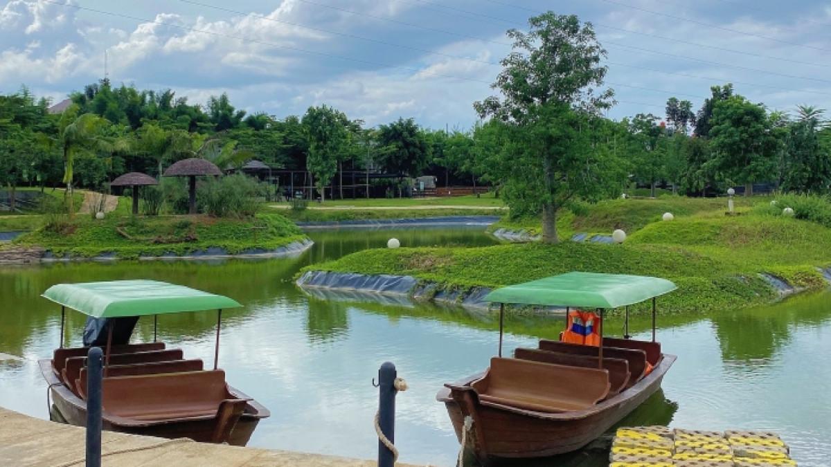 Wahana perahu di Aviary Park Indonesia, Tangerang Selatan, Banten.