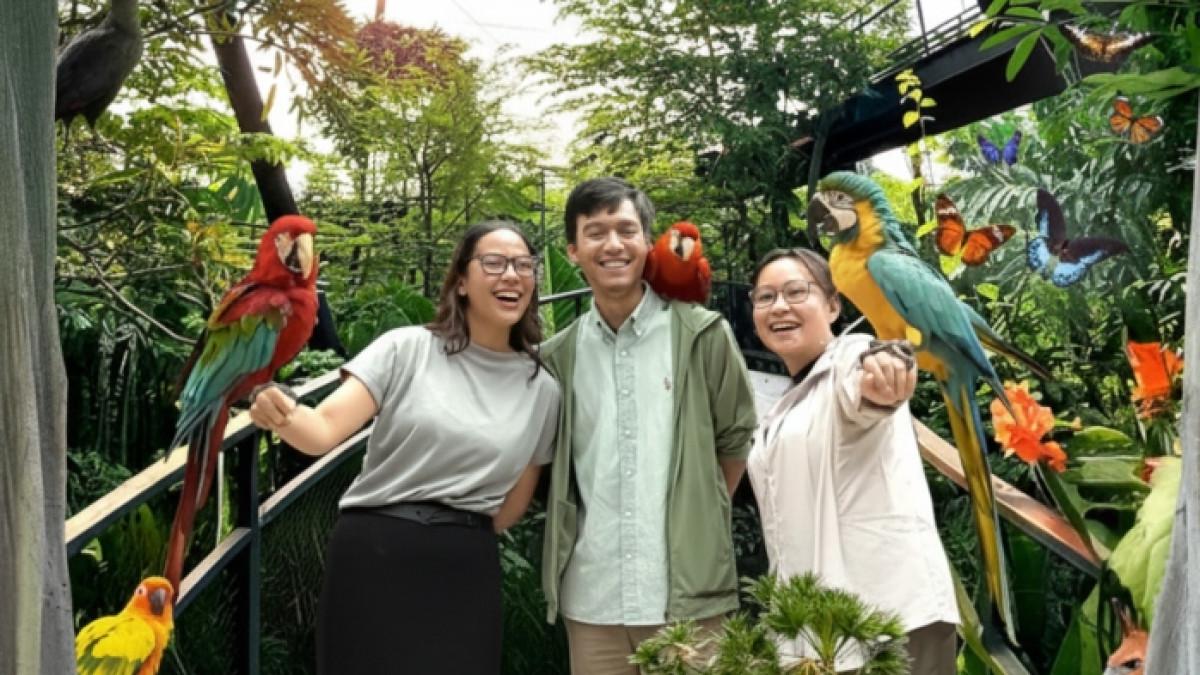 Pengunjung berwisata ke Aviary Park Indonesia di Tangerang, Banten.