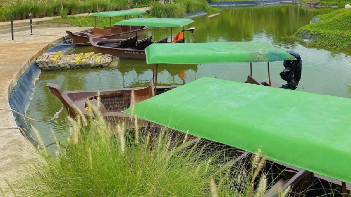 Wahana perahu di Aviary Park Indonesia, Tangerang Selatan, Banten.
