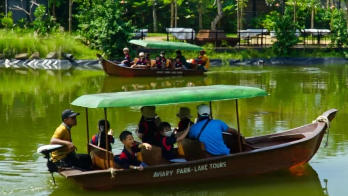 Wahana perahu di  Aviary Park Indonesia Tangerang, Banten.