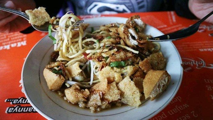 Mie Kopyok Pak Dhuwur, satu tempat makan legendaris di Semarang buat makan siang.