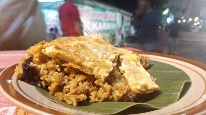 Nasi Goreng Babat Pak Karmin Mberok, satu tempat makan legendaris di Semarang buat makan siang.