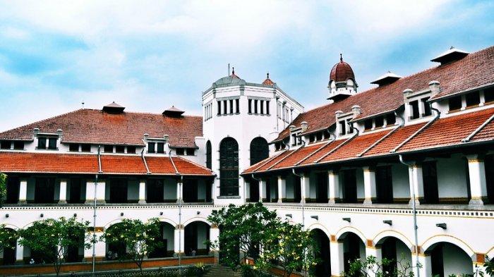 Lawang Sewu adalah bangunan bersejarah yang ada di Semarang.