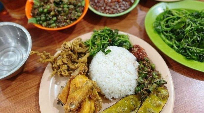 Menu makan di Warung Nasi Ibu Imas Bandung, Jawa Barat.