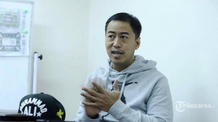 PANDJI DIKECAM - Komika Pandji Pragiwaksono saat wawancara secara khusus dengan Tribun Network di Jakarta, Senin (10/8/2020). Pandji Pragiwaksono akhirnya buka suara terkait kecaman dari masyarakat Toraja atas candaannya tahun 2013 silam.