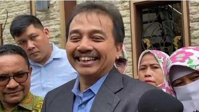 GENGSI - Pakar telematika, Roy Suryo saat datang ke Mabes Polri, Jakarta, Jumat (7/11/2025). Roy baru-baru ini menyinggung terkait gengsi pendidikan Jokowi.