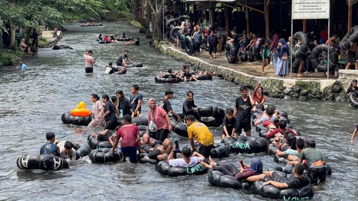 WISATA AIR - Pengunjung memadati Wisata Air Sumber Maron di Dusun Adiluwih, Desa Karangsuko, Kecamatan Pagelaran, Kabupaten Malang, Jawa Timur, Sabtu (3/1/2026). Sebanyak 11 ribu wisawatan memadati wisata air yang dikelola Badan Usaha Milik Desa (Bumdes) setempat saat libur Natal dan Tahun Baru 2026.