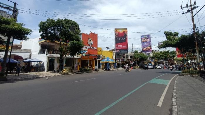 TANPA PARKIR MOTOR - Kendaraan roda dua tidak terlihat parkir di Jalan Basuki Rahmat yang juga koridor Kayutangan, Rabu (7/1/2026). Per 7 Januari 2026, Dinas Perhubungan Kota Malang mulai menerapkan kebijakan larangan parkir roda dua di pinggir Jalan Basuki Rahmat. Kendaraan roda dua harus parkir di gedung yang baru saja dioperasikan.