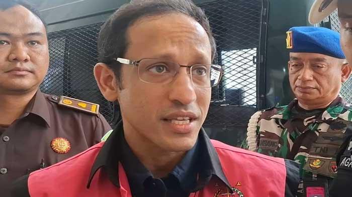 SIDANG KORUPSI CHROMEBOOK - Eks Menteri Pendidikan, Kebudayaan, Riset, dan Teknologi (Mendikbudristek) Nadiem Anwar Makarim saat akan menjalani pemeriksaan di Gedung Bundar Kejagung, Selasa (14/10/2025).