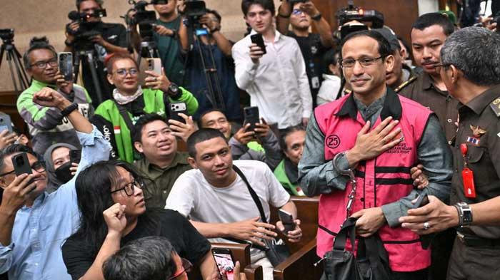 LARANG WAWANCARA - Tersangka kasus dugaan korupsi dalam digitalisasi pendidikan pengadaan laptop Chromebook di Kemendikbudristek tahun 2019-2022 Nadiem Makarim (ketiga kanan) memasuki ruangan untuk mengikuti sidang pembacaan dakwaan di Pengadilan Tipikor, Jakarta, Senin (5/1/2026). Pada sidang terbaru, Nadim dilarang layani wawancara ole Jaksa, yang memantik kegeraman kuasa hukum.