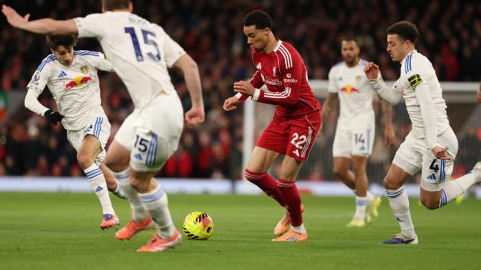 MENGGIRING BOLA - Aksi penyerang Liverpool, Hugo Ekitike (tengah) saat melawan Leeds United pada pertandingan pekan ke-19 Liga Inggris di Anfield Stadium, Jumat (2/1/2026). Liverpool hanya mampu imbang 0-0 lawan Leeds.