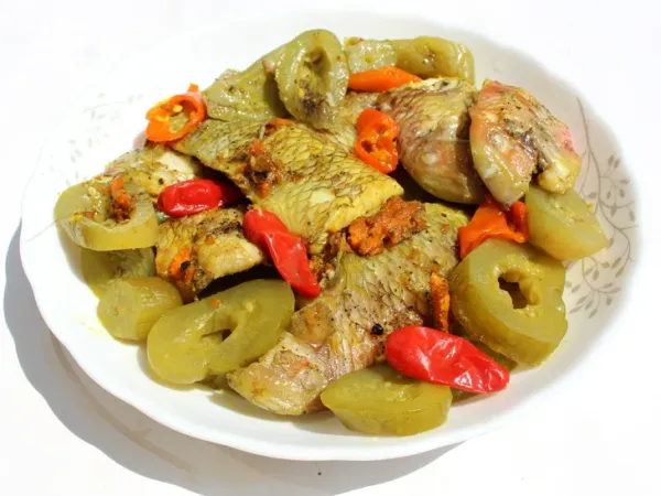 Đậm đà cá mó kho dưa - Ảnh 1.