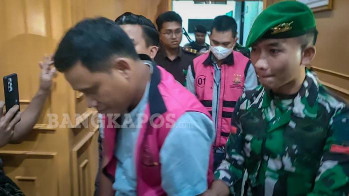 DUA ASN TERSANGKA -  Rizal dan Soni Apriansyah ketika digiring menuju mobil tahanan Kejaksaan Negeri Bangka Selatan, Kamis (8/1/2026) malam. Keduanya resmi ditetapkan sebagai tersangka atas dugaan tindak pidana korupsi penerbitan legalitas lahan negara yang diduga melibatkan mafia tanah di Kecamatan Lepar Pongok.