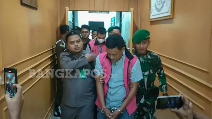 TERSANGKA KORUPSI TANAH - Tersangka Rizal dan Soni Apriansyah digiring petugas ke mobil tahanan Kejaksaan Negeri Bangka Selatan, Kamis (8/1/2026) malam.