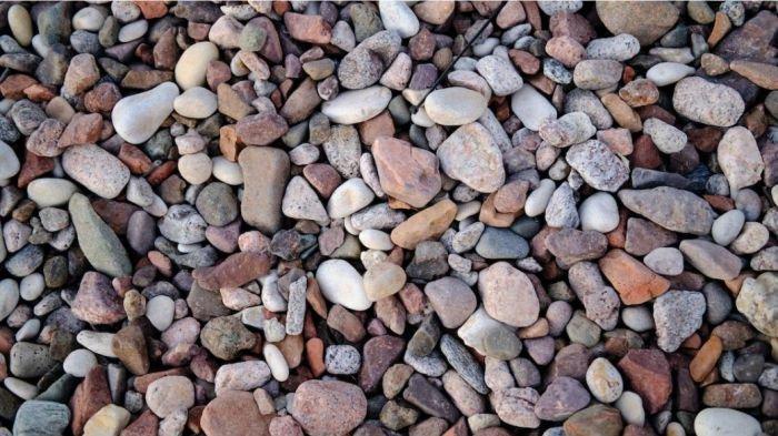 Ilustrasi bongkahan kerikil kecil yang bisa kamu manfaatkan untuk menghilangkan lumut pada selang air.