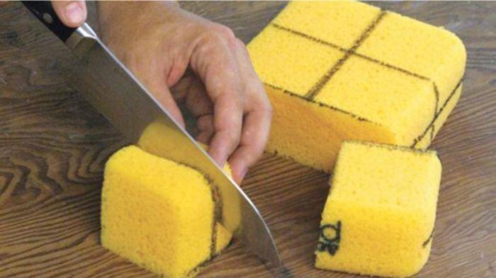 Ilustrasi memotong spons cuci piring menjadi bagian kecil-kecil sebelum memasukkan ke dalam selang. 
