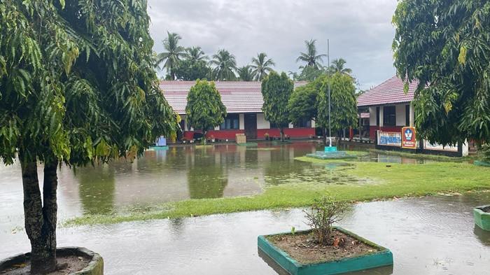 HIMBAUAN WASPADA -- Kondisi sekolahan di Kabupaten OKU Timur, saat musim hujan yang dapat menghambat aktivitas belajar siswa, Jumat (9/1/2026). Dinas Pendidikan dan Kebudayaan OKU Timur memastikan belum ada sekolah yang terdampak langsung, namun meminta satuan pendidikan tetap waspada.