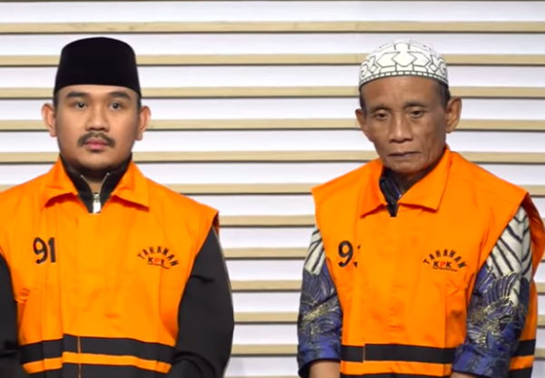 Bupati Bupati Ade Kuswara (kiri) dan ayahnya, HM Kunang, dihadirkan dalam jumpa pers KPK, Sabtu (20/12/2025). Foto: Youtube KPK