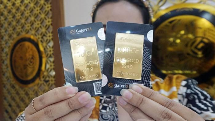 HARGA EMAS - Karyawati menunjukkan emas PT Aneka Tambang Tbk. (Antam) di salah satu gallery penjualan emas di Jakarta.