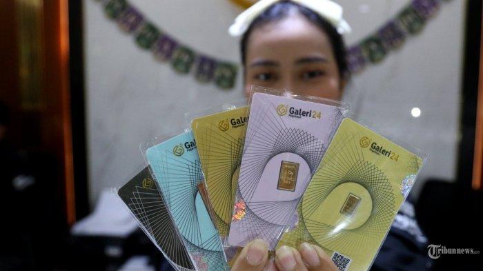 EMAS ANTAM - Pramuniaga menunjukkan emas batangan Aneka Tambang (Antam) di Galeri 24 Pegadaian, Jakarta, Kamis (18/4/2024).