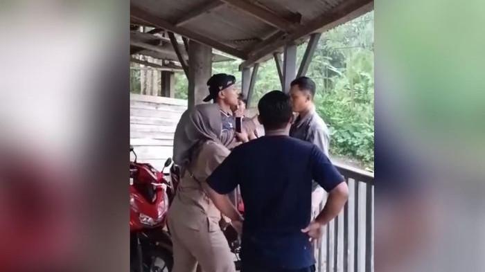 INTIMIDASI - Holis Muhlisin (38) warga Desa Panggalih, Kecamatan Cisewu, Kabupaten Garut, Jawa Barat, diduga mendapatkan intimidasi dari keluarga kepala desa setelah menggunggah video kerusakan jalan. Peristiwa tersebut terjadi tanggal 27 Oktober 2025.