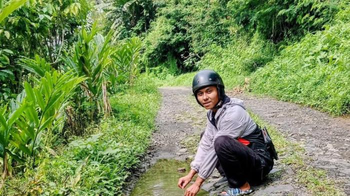 INTIMIDASI - Sosok Holis Muhlisin seorang pedagang telur jadi korban intimidasi keluarga kepala desa usai unggah kondisi jalan rusak di Desa Panggalih, Kecamatan Cisewu, Kabupaten Garut, Jawa Barat.