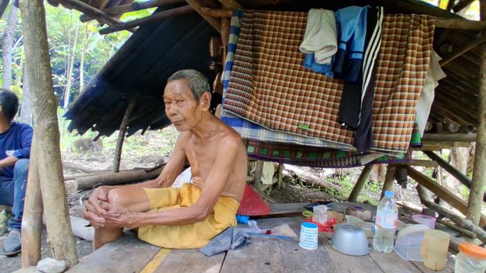 PILU KORBAN BANJIR - Uloh, kakek berusia lebih dari 70 tahun korban longsor di Kampung Babakan, Desa Cidadap, Kecamatan Simpenan, Kabupaten Sukabumi, tinggal di gubuk reyot di kebun tengah hutan, rumahnta habis oleh longsor dan istrinya meninggal tertimbun longsor.