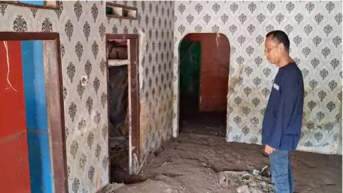 Rumah korban banjir bandang Kampung Babakan Cisarua tertimbun lumpur sudah mengeras