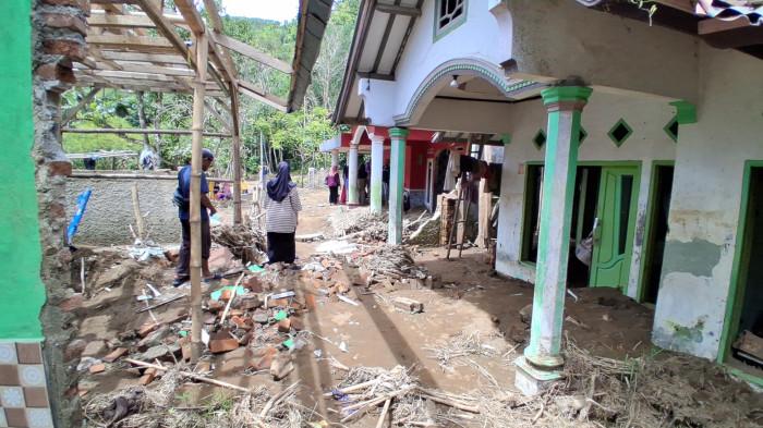 KORBAN BANJIR BANDANG -Warga korban banjir bandang Sungai Cidadap di Kampung Babakan Cisarua, Kabupaten Sukabumi, terpaksa meninggalkan pengungsian SDN Kawungluwuk karena akan kembali dipakai belajar, mereka ada yang kembali ke rumahnya yang sudah tak layak, bahkan ada yang tinggal di gubuk di kebun tanpa membawa bantuan sepeser pun, Kamis (8/1/2026).