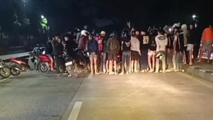 BALAP LIAR KAHATEX - Puluhan remaja melakukan aksi balap liar di ruas jalan Bandung - Garut, bahkan sampai memblokade jalan di depan PT Kahatex, Kecamatan Jatinangor, Kabupaten Sumedang, Kamis (8/1/2025) sekitar pukul 04.00 WIB.
