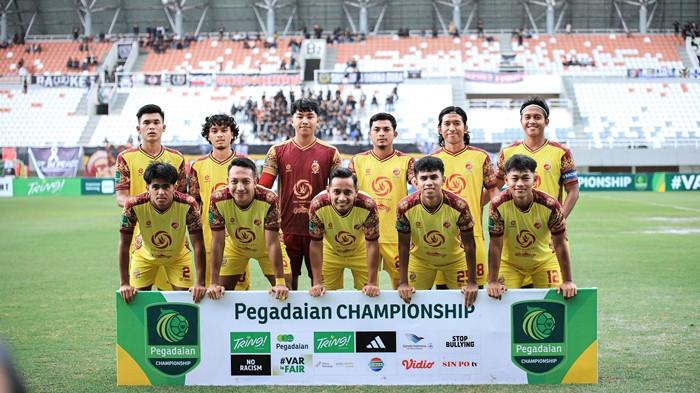 STARTER LAWAN PSPS - Starter Sriwijaya FC saat dikalahkan PSPS Pekanbaru skor 2-5 pada laga ke-14 kompetisi Pegadaian Championship 2025/26 di Stadion Gelora Sriwijaya Jakabaring Palembang, Minggu (4/1/2026).