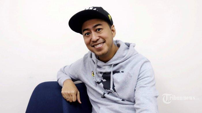 WAWANCARA - Komika Pandji Pragiwaksono berpose saat wawancara secara khusus dengan Tribun Network di Jakarta, Senin (10/8/2020). 