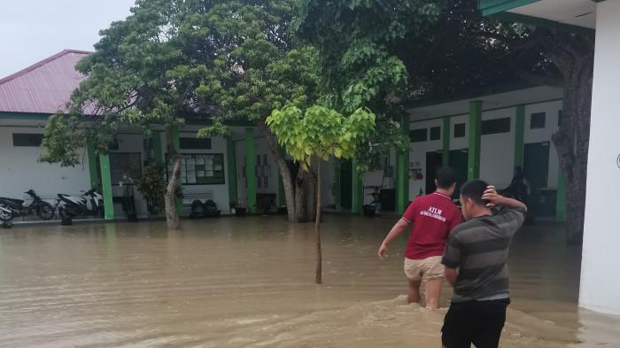 Kondisi Puskesmas Desa Bambaira, Kecamatan Bambaira, Kabupaten Pasangkayu, terendam banjir