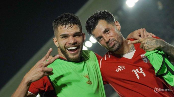 SELEBRASI PEMAIN BORNEO - Selebrasi pesepak bola Borneo FC, Stefano Lilipaly (kanan) dengan Berguinho dalam pertandingan semifinal Piala Presiden 2024 di Stadion Manahan, Solo, Selasa (30/7/2024) malam.