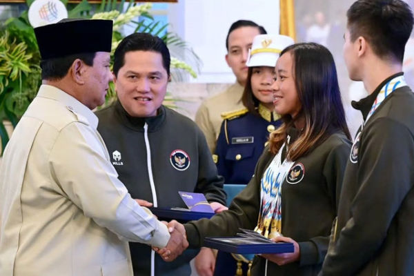 Presiden Prabowo Subianto berjabat tangan dengan atlet triathlon Martina Ayu Pratiwi saat menyerahkan bonus kepada atlet peraih medali pada SEA Games Thailand di Istana Negara, Jakarta, Kamis (8/1/2025). Foto: Instagram/ @sekretariat.kabinet