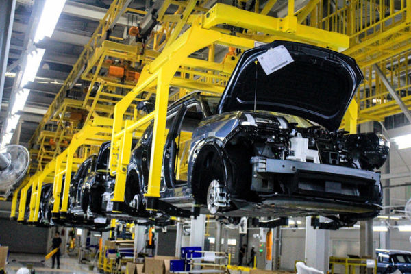 Aktivitas produksi mobil listrik murni atau Battery Electric Vehicle (BEV) GAC AION V di fasilitas perakitan PT Indomobil Sukses Internasional Tbk (IMAS) milik PT National Assemblers (Indomobil Group) di Purwakarta, Jabar, Selasa (10/6/2025). Foto: Indomobil Group