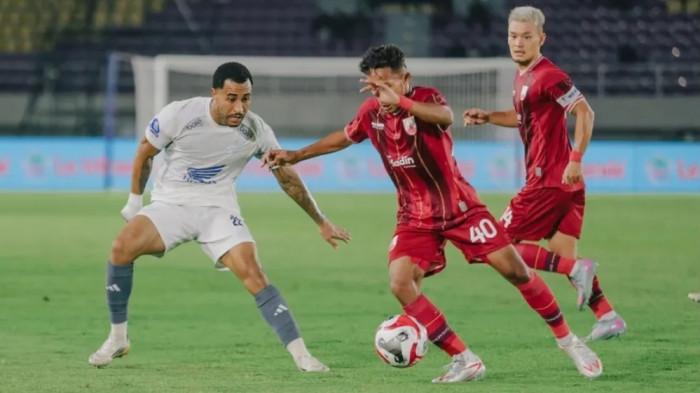 PEMAIN TERBAIK - Bek sayap kiri PSM Makassar Victor Luiz saat melawan Persis Solo pada pekan 14 Super League 2025/2026 di Stadion Manahan, Kota Solo, Jawa Tengah, Sabtu (29/11/2025). Victor Luiz empat kali pemain terbaik.