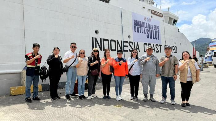 PIMPIN - Gubernur YSK langsung menginstruksikan Tim Kesehatan Pemerintah Provinsi Sulut yang dipimpin Kepala Dinas Kesehatan Sulut, Rima Lolong, untuk turun ke lapangan melakukan pemeriksaan menyeluruh terhadap korban bencana