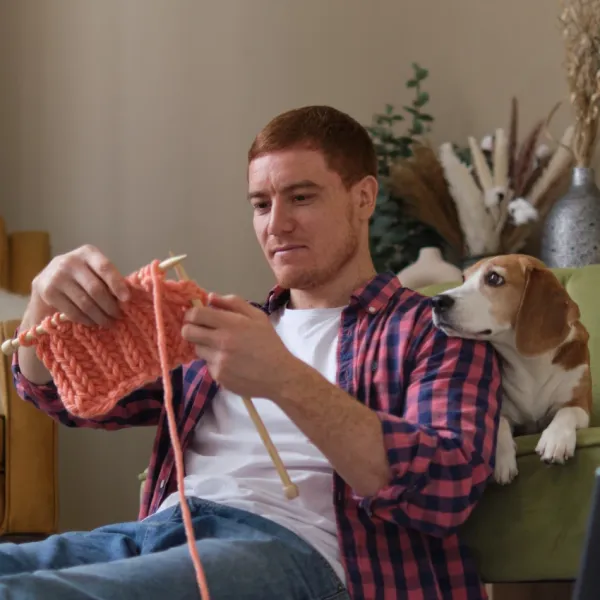 man burned out on tech and the internet is knitting to go analog in 2026