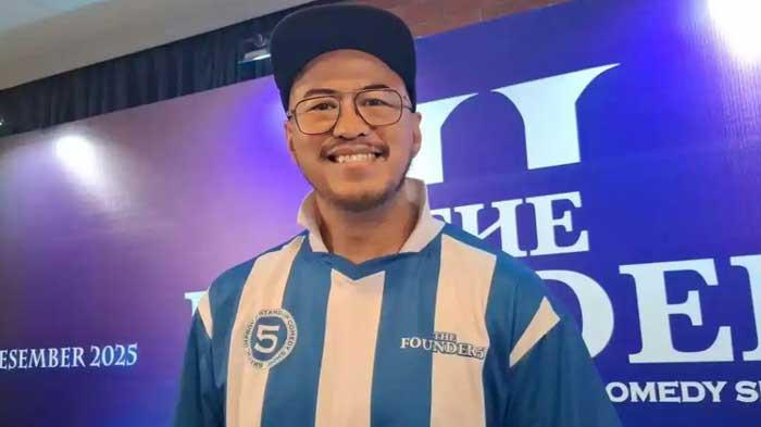 LONTARKAN KRITIK - Pandji Pragiwaksono saat ditemui di kawasan Wijaya, Jakarta Selatan, Selasa (2/12/2025). Pandji jadi soortan baru-baru ini setelah melontarkan banyak kritik di acara Mens Rea.