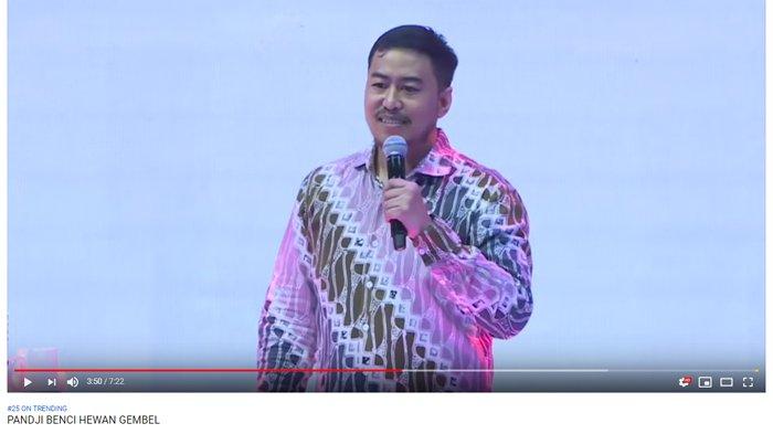 Aksi komedian tunggal Pandji Pragiwaksono 