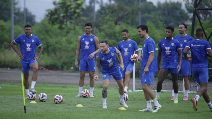 LATIHAN PERSIB - Gelandang PERSIB, Marc Klok merasa memiliki semangat besar untuk kembali menatap rangkaian pertandingan di depan mata. Masa persiapan yang cukup panjang akan dimanfaatkan Klok untuk menempa diri jelang laga kontra Dewa United pada pekan ke-13 Super League 2025/26, Jumat, 21 November 2025 mendatang.