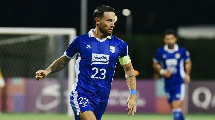 BERLAGA - Kapten Persib Bandung Marc Klok berlaga pada matchday kelima AFC Champions League Two (ACL 2) 2025/2026 melawan Lion City Sailors di Stadion Bishan, Singapura, pada Rabu (26/11/2025) malam.