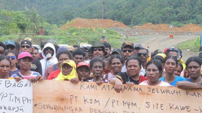 KONFLIK AGRARIA -  Protes Masyarakat Kawe izin tambang dicabut Pemerintah. (Maichel. KOMPAS.com)