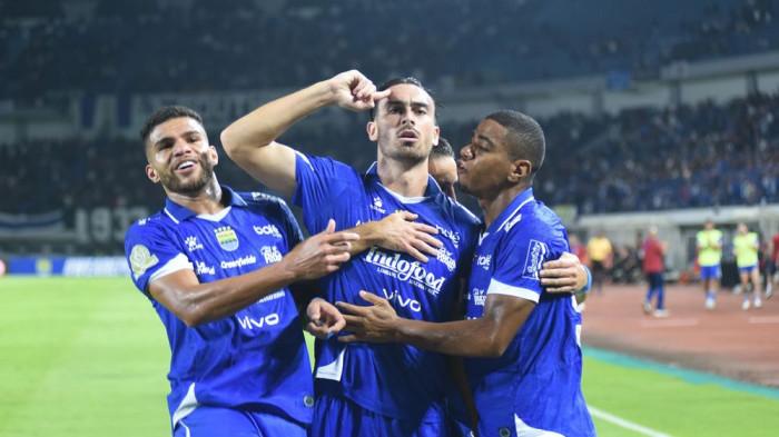 PERSIB memenuhi ambisinya mengalahkan PSM Makassar dengan skor 1-0 pada pertandingan penutup tahun Super League 2025/26 di Stadion Gelora Bandung Lautan Api (GBLA), Sabtu, 27 Desember 2025. Kemenangan penutup tahun itu membuat PERSIB menyamai poin Borneo FC yaitu 34. Gol tunggal kemenangan PERSIB dicetak Andrew Jung pada menit 26.