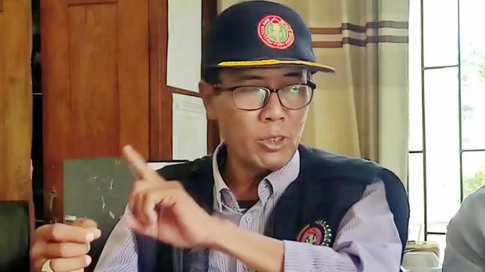 GURU PPPK - Ketua PGRI Kabupaten Tuban, Witono, saat memberikan keterangan kepada wartawan terkait tidak diperpanjangnya kontrak puluhan guru PPPK di Tuban, Jawa Timur, Kamis (8/1/2026). Saat ini PGRI tengah menyurati Pemerintah Kabupaten Tuban untuk meninjau ulang keputusan tersebut.